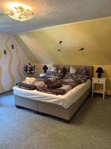 永斯多夫佩特斯赫勒家庭式度假酒店的一间卧室,卧室内配有一张大床