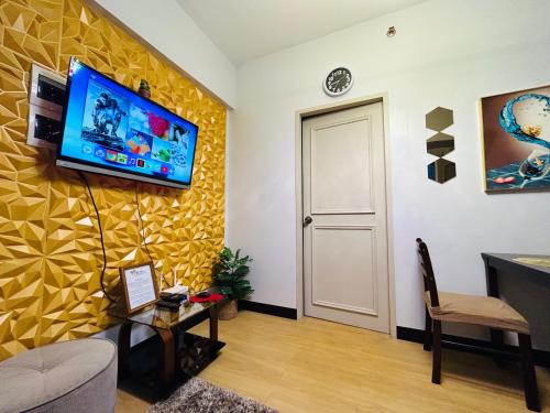CaintaCerevic的一间起居室,在黄色的墙上配有电视
