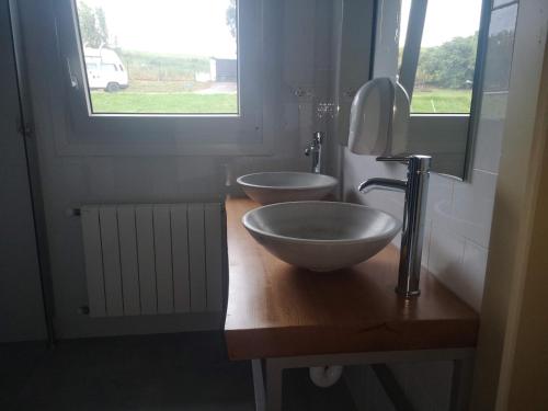 朗格勒Langre Wayve House的一间带碗水槽和窗户的浴室