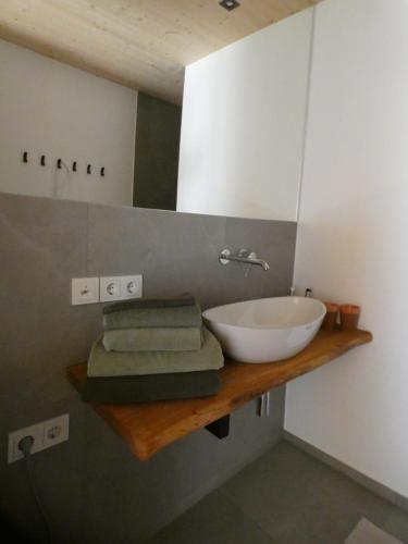 上施陶芬Stylische Fewo in Bestlage in neugebautem Holzhaus mit Oberstaufen Plus的浴室配有盥洗盆和带毛巾的台面。