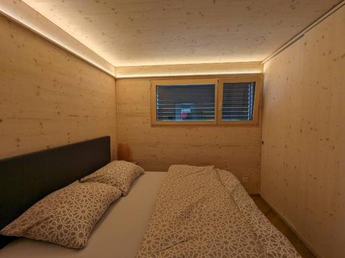 施伦贝格TinyHouse - (D)ein Ferienhaus的小房间设有床和窗户