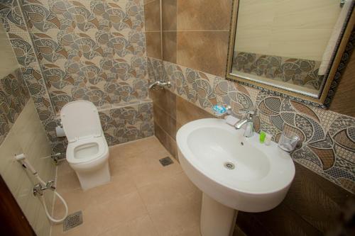 拉合尔Hotel white season Gulberg的一间带水槽和卫生间的浴室