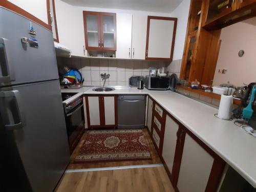 伊利扎APARTMAN ILIDZA- KUCA DVA SPRATA的小厨房配有白色的柜台和冰箱。