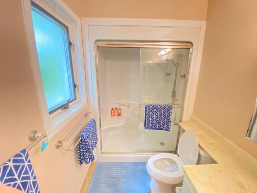 多伦多41 Huntsmill Blvd的带淋浴和卫生间的浴室以及窗户。