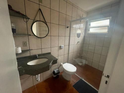 弗洛里亚诺波利斯Residencial Mizinho的一间带水槽、卫生间和镜子的浴室