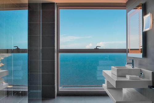 奥兰奥兰福朋喜来登酒店的浴室设有窗户,享有海景。