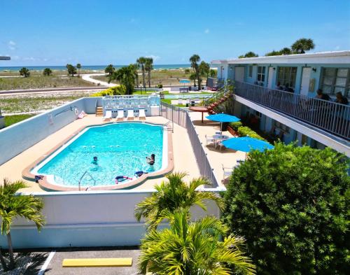 圣徒皮特海滩Beachside Resort Motel的享有度假村游泳池的顶部景致