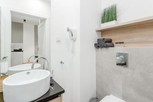 华沙Warsaw City Apartments EXPO的白色的浴室设有水槽和镜子