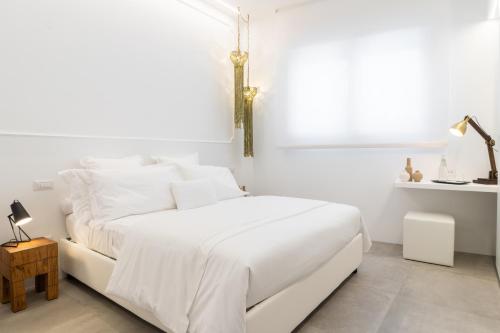 西维尔诺瓦·马尔凯Nest House & Relax的白色的卧室设有白色的床和窗户。