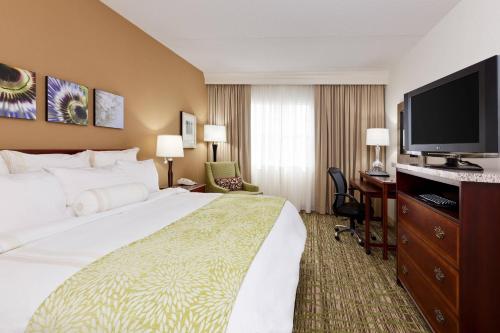 贝德福德公园芝加哥米德韦机场万豪酒店的一间酒店客房,配有一张大床和一台平面电视