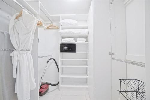 迈阿密Icon Luxury 34th Floor Amazing Oceanview, Brickell的白色衣柜,配有白色毛巾和镜子