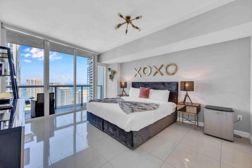 迈阿密Icon Luxury 34th Floor Amazing Oceanview, Brickell的一间卧室设有一张大床和一个大窗户