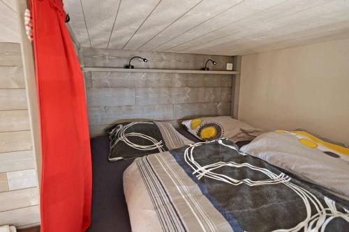 维拉尔-德朗Joli studio & Belle Vue + wifi的一间小卧室,配有两张床和两盏灯