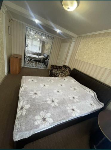 尼古拉耶夫Богоявленский проспект, 43 Апартаменты的一间卧室,床上放着鲜花