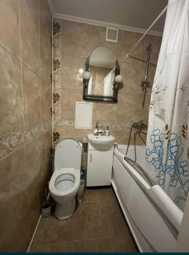 尼古拉耶夫Богоявленский проспект, 43 Апартаменты的浴室配有卫生间、盥洗盆和浴缸。