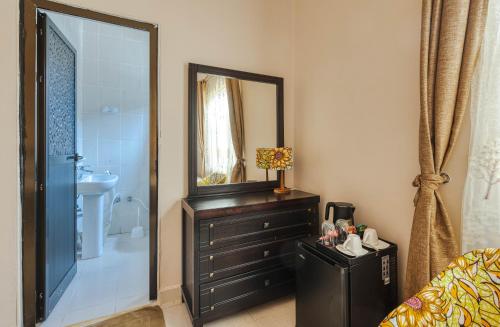 Kiembi SamakiShivo Guest House的一间带水槽、镜子和梳妆台的浴室