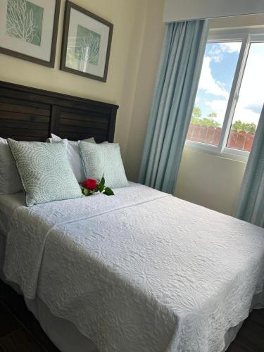 ChoiseulKaye Devo的卧室配有白色的床,床上有花
