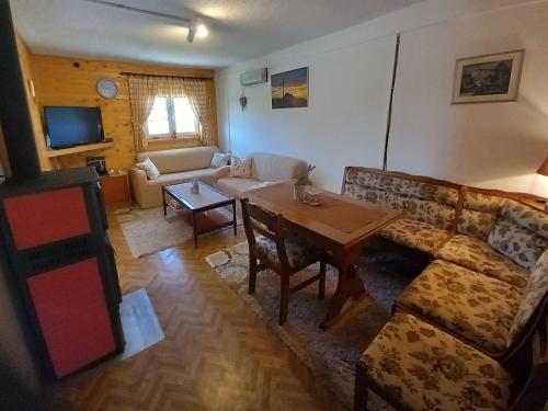 BlidinjeGreen cottage的客厅配有沙发和桌子