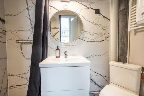 巴黎Bail Mobilite Luxe Le Marais的一间带水槽和镜子的浴室