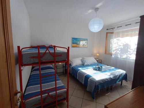 马尔恰纳Appartamento nel parco的客房设有两张双层床和一张床。