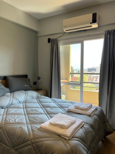 圣米格尔·德·图库玛Bernabe Boulevard的一间卧室配有一张床,上面有两条毛巾