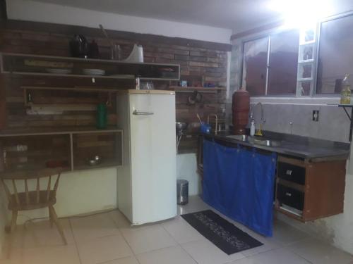 维拉维尔哈Casa dos corais的厨房配有白色冰箱和桌子