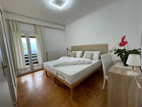 Longostagno维塞夫天然酒店的白色卧室配有床和桌子