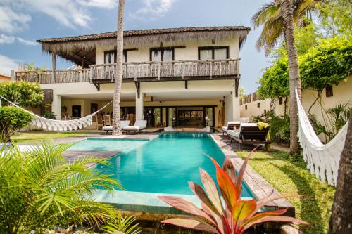 杰里科科拉Casa Elea的享有带游泳池的房屋外部景致