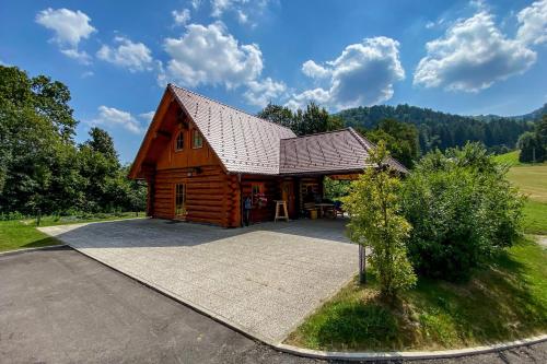 斯洛文尼亚科尼采Mia Bella luxury chalet in Slovenske Konjice的大型小木屋,设有 ⁇ 顶