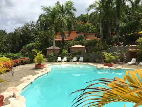 拉斯特拉纳斯Hotel - Residencial Madrugada的一座大型游泳池,其背景是一座度假村