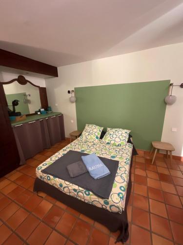 拉特里尼泰Ananas Premium的一间卧室配有一张带绿色床头板的床