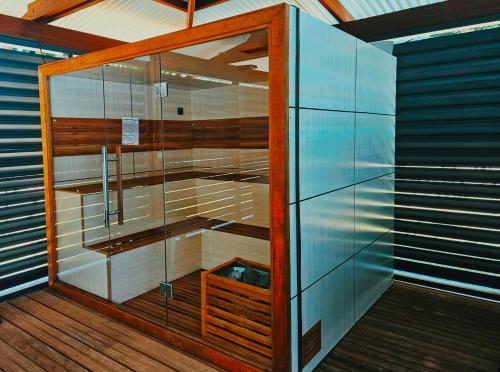 库鲁SAS CLP - La Marina的木甲板上设有玻璃门的桑拿浴室