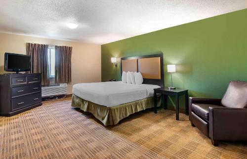 地球城Extended Stay America Select Suites - St Louis - Earth City的大型酒店客房,配有床和沙发