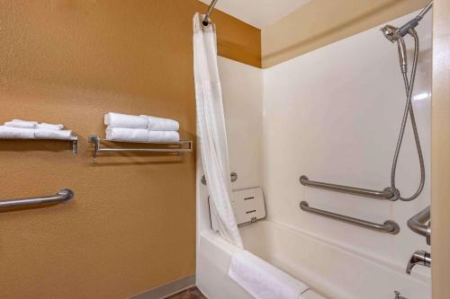 哥伦比亚美国哥伦比亚体育场大道长住公寓式酒店的浴室配有浴缸、淋浴和毛巾。