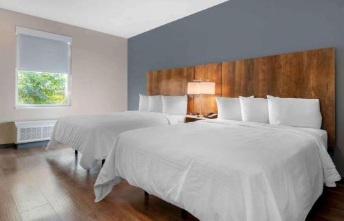 圣何塞Extended Stay America Premier Suites - San Jose - Airport的酒店客房设有两张床和窗户。