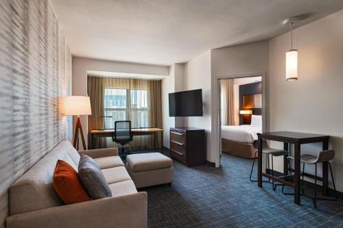 坦培坦佩市区/大学万豪原住客栈的酒店客房设有一张沙发和一张床