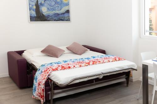 米兰Van Gogh Exclusive Apartment的一张床上有两个枕头的房间