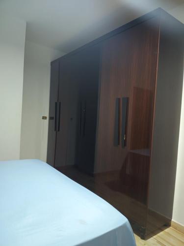 里贝朗普雷托Casa Dona de casa.的一间卧室配有一张床和一个木制橱柜