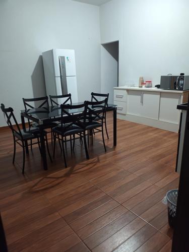 里贝朗普雷托Casa Dona de casa.的厨房里设有1间带桌椅的用餐室