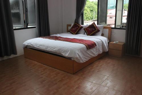 万象Vientiane Garden Hostel的一间卧室配有带白色床单和枕头的床。
