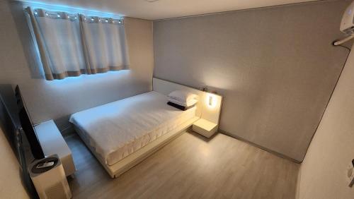 Middle option two-room, Exclusive use, public transportation 4 minutes away客房内的一张或多张床位