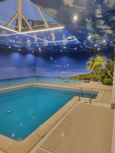 波兹南Villa Ventana 2 City Free Parking Śniadanie w cenie 503 18 18 11的一座拥有蓝色水面天花板的游泳池