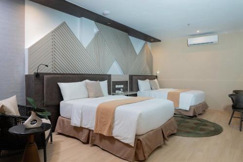 MatiAdelina Hotel and Suites的酒店客房设有两张床和大窗户。