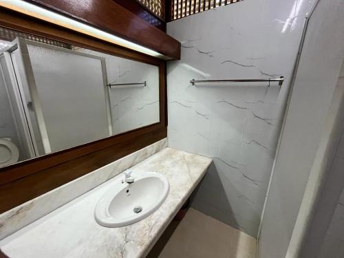 Kampong Atap ZingALUN ALUN ISLAND RESORT的一间带水槽和镜子的浴室