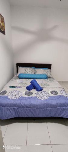 汝来AYMAR Homestay, Residensi Lily, Nilai的蓝色物体上的一个房间里的一个床