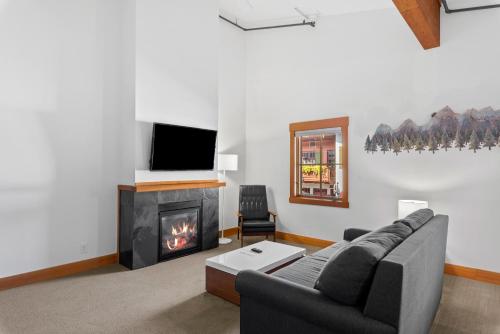 莱文沃思Annapurna的带沙发和壁炉的客厅