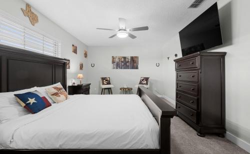 科珀斯克里斯蒂The Texas Pearl的一间卧室配有一张大床和一个梳妆台