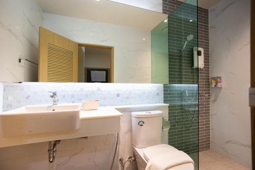 合艾PS23 Residence的一间带水槽、卫生间和镜子的浴室