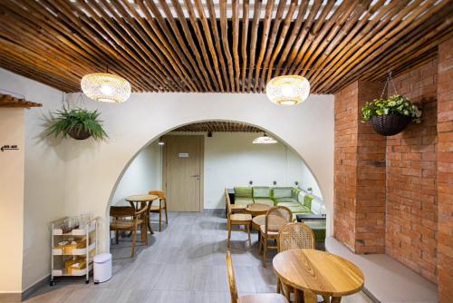 合艾PS23 Residence的餐厅设有木制天花板和桌椅
