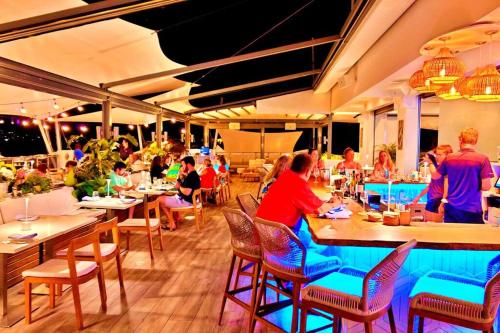 East EndBrand New Luxury Private Pool Villa Amber - 5 mins walk to #Sapphire Beach的一群坐在餐厅桌子上的人